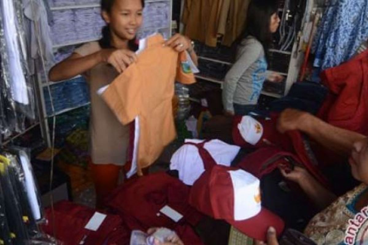 Masuki Tahun Ajaran Baru, Masyarakat Serbu Toko Grosir Baju Sekolah