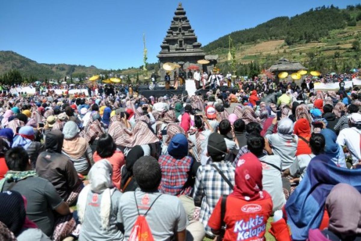 Sembilan Anak Berambut Gimbal Ikuti Ruwatan di Dieng