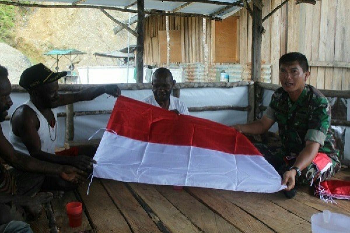 Kodim 1714/Puncak Jaya bagi bendera Merah Putih