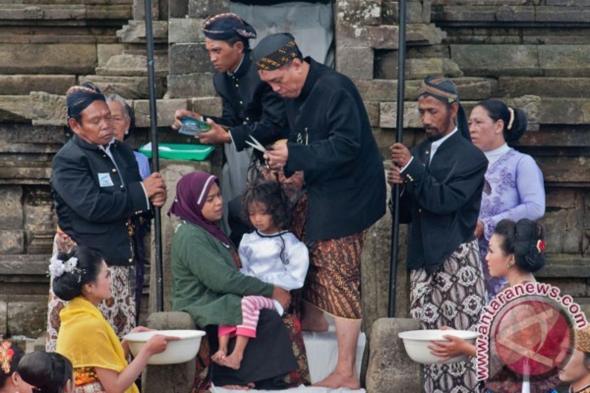 11 Anak Berambut Gimbal Diruwat Disaksikan Ribuan Wisatawan