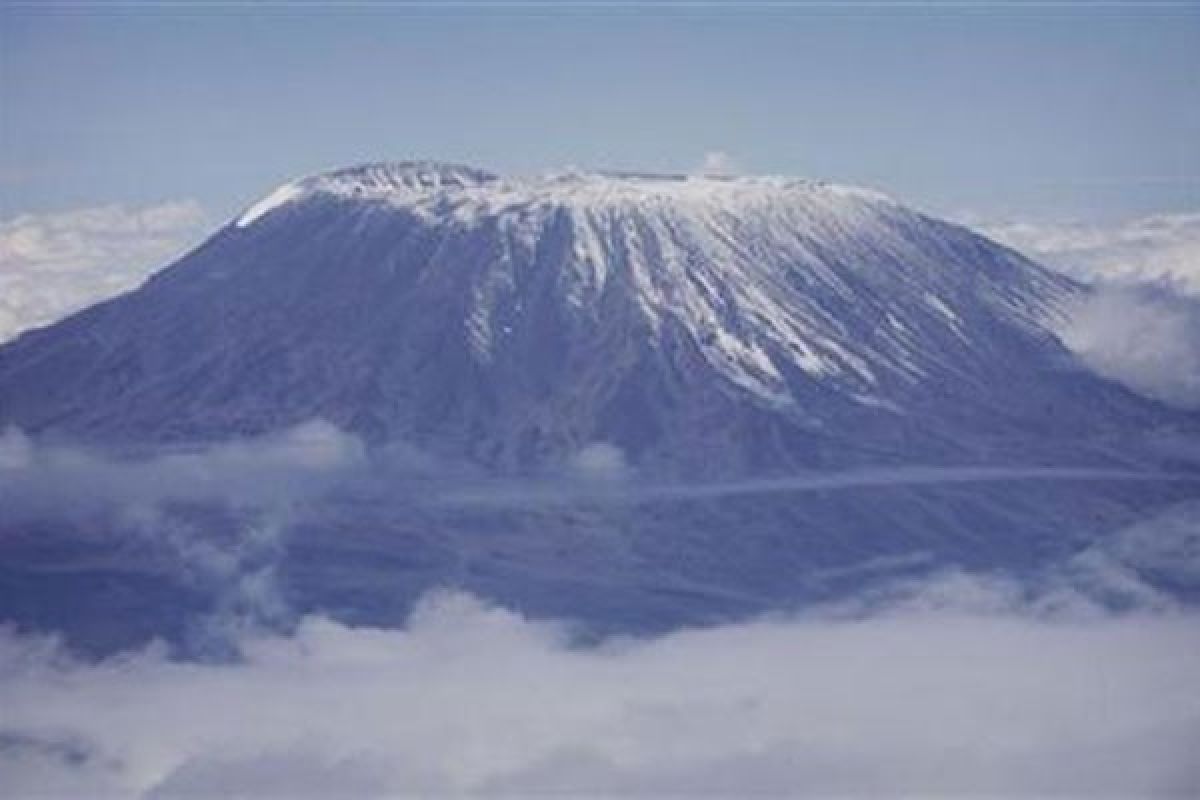 Eko Sulistio Berhasil Kibarkan Merah-Putih di Gunung Kilimanjaro