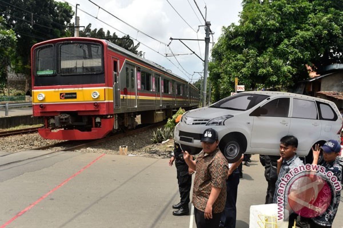 Mobil Kepala Ombudsman Jateng Tak Sadari Datangnya KA