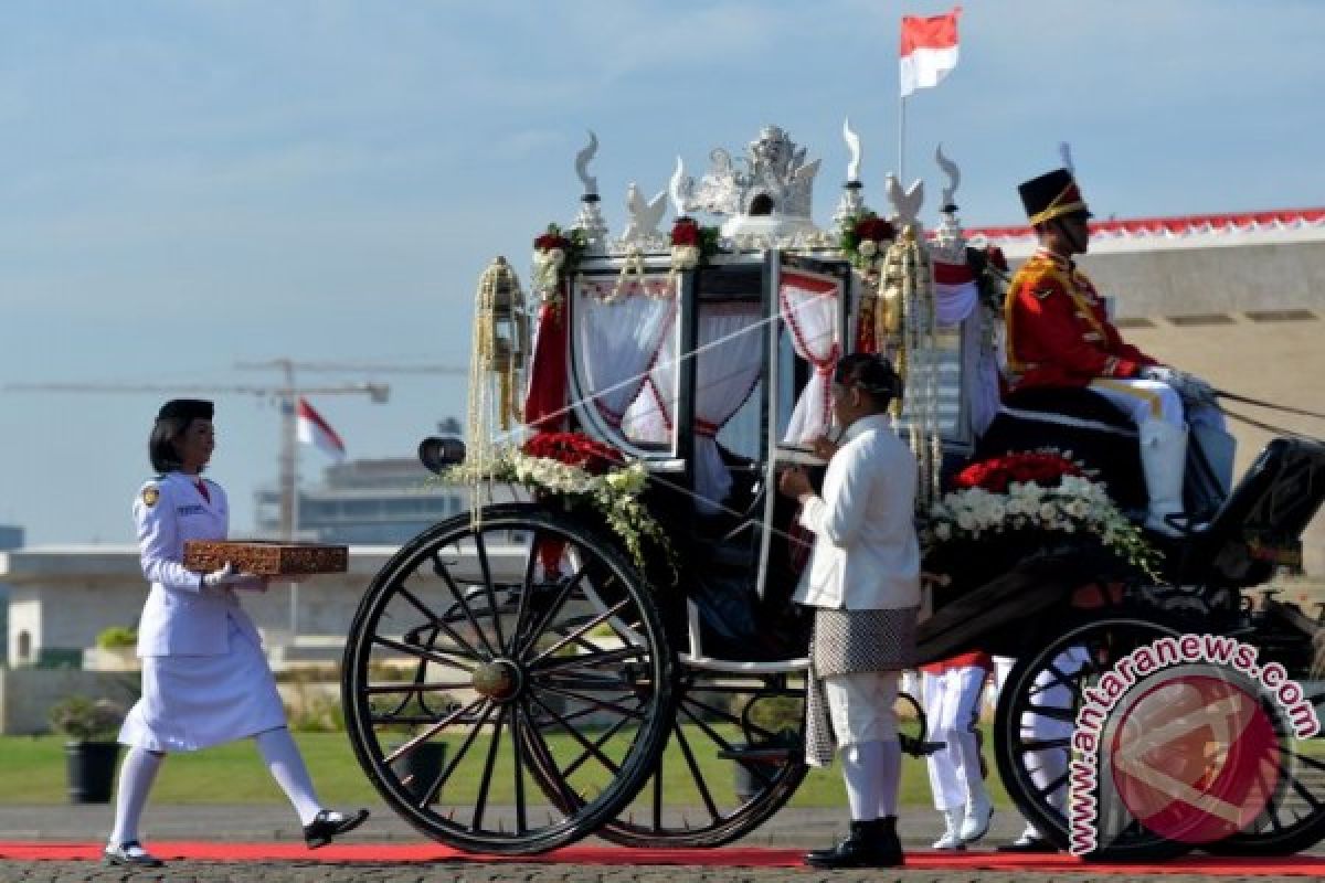 Kereta Kencana Antar Bendera Pusaka Ke Istana Merdeka