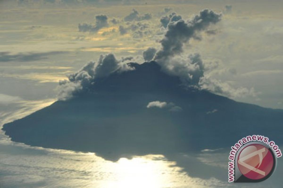 Masyarakat Diminta Jauhi Radius Bahaya Gunung Karangetang