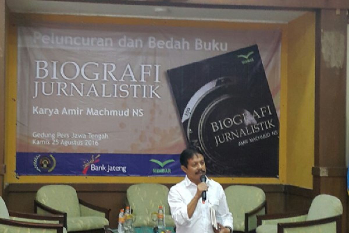 Biografi Jurnalistik Amir Machmud NS Diluncurkan