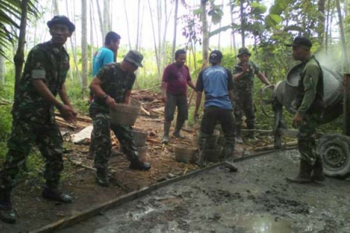 Anggota TNI Bantu Betonisasi Jalan Desa