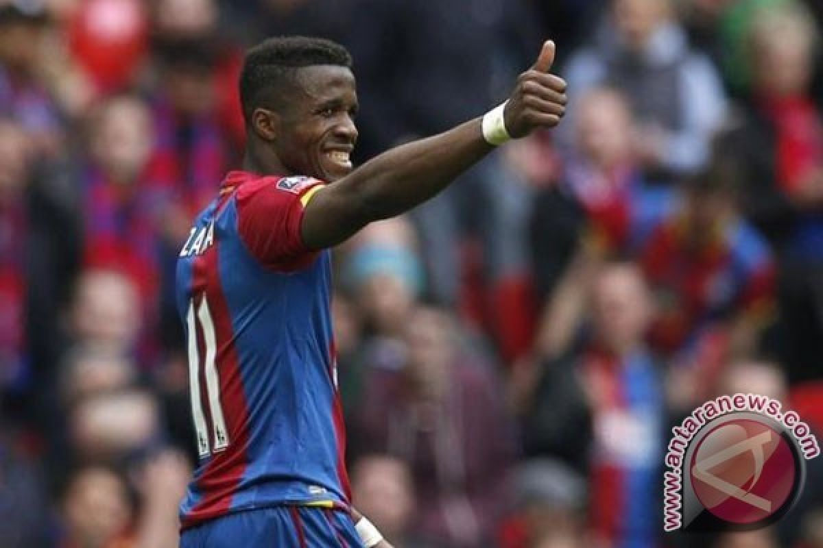 Wilfried Zaha Jangan Tinggalkan Crystal Palace, Pinta Benteke