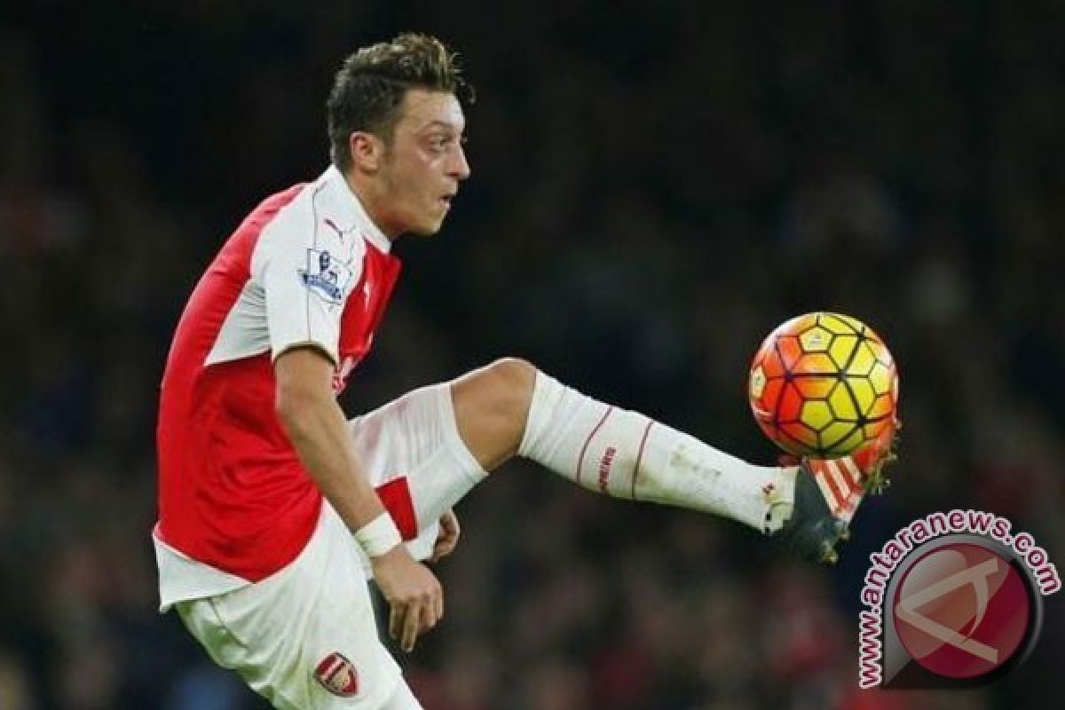 Mesut Ozil Sukses Yakinkan Mustafi untuk Berlabuh ke Arsenal