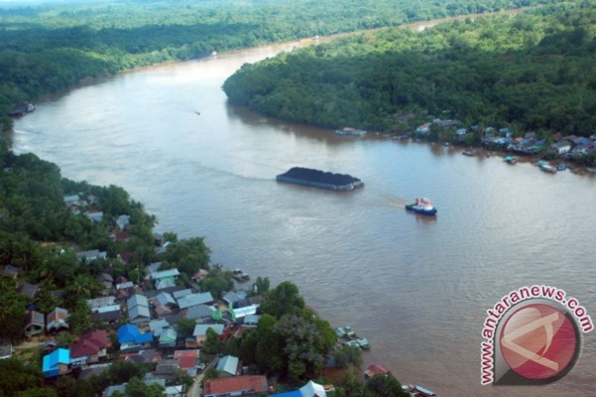 Tongkang Dilarang Berlayar Karena Debit Sungai Barito Naik 