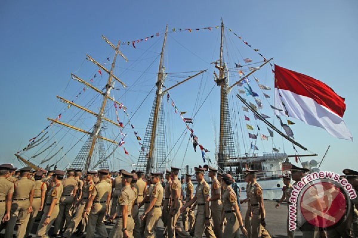 "Asean Cadet Sail 2016" dengan KRI Dewa Ruci Singgahi Lombok