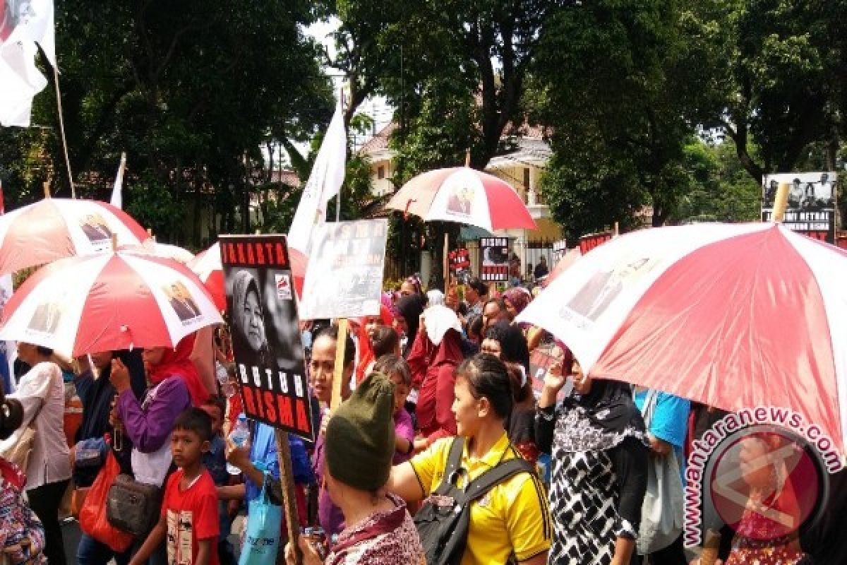 Ibu-ibu Gelar Aksi Dukung Risma di Kantor DPP PDI-P