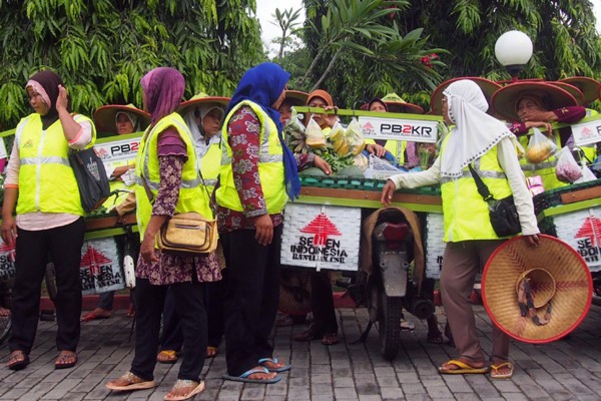 Semen Indonesia Perkuat Modal Bakul Belanja Keliling