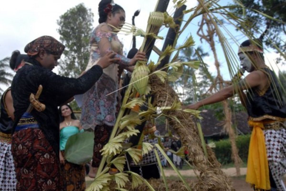 Kuasa Bahagia Dusun Berpesta Kontemporer