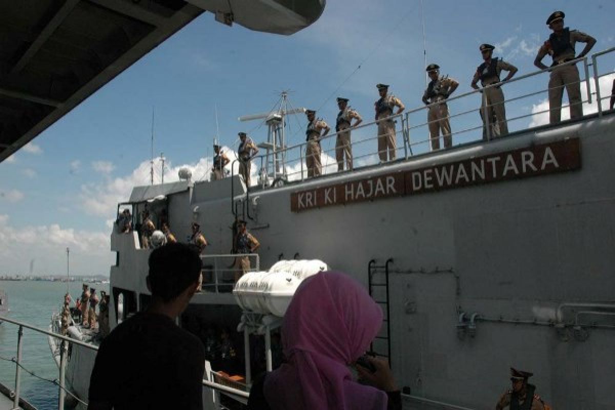 Danlanal Biak Numfor ajak warga naik KRI Ki Hajar Dewantara