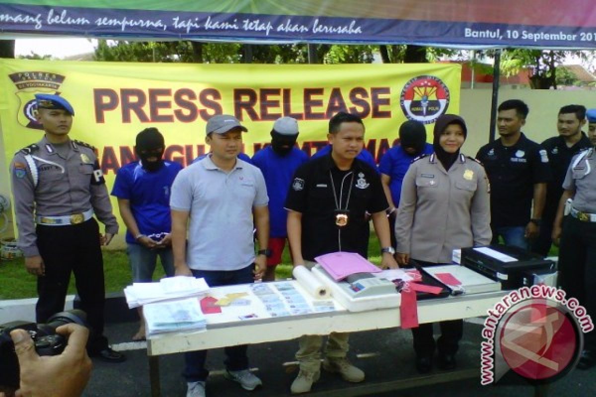 Polres ungkap sindikat pemalsu KTP rental mobil