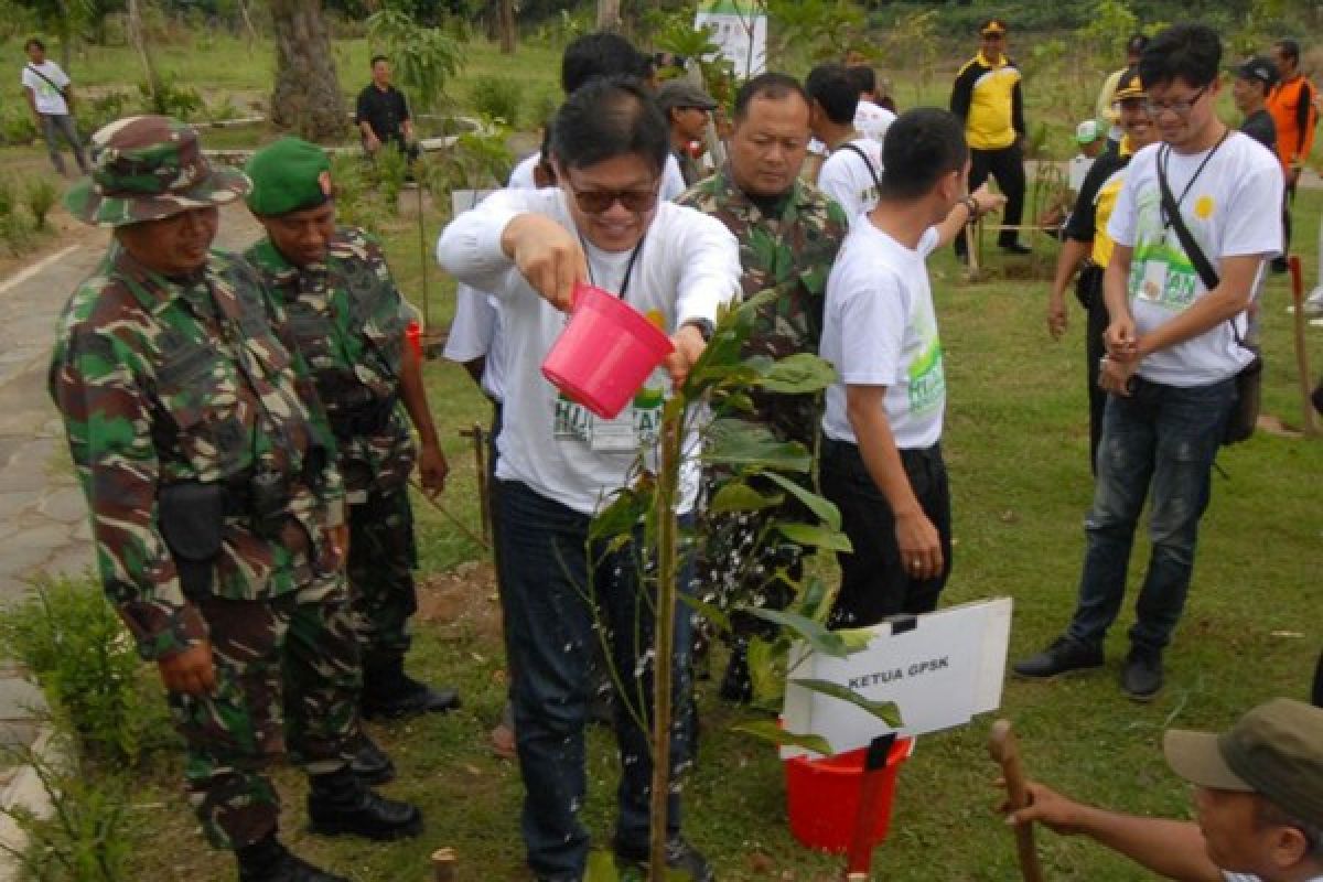 Umat Budha Tanam Ribuan Pohon di Solo