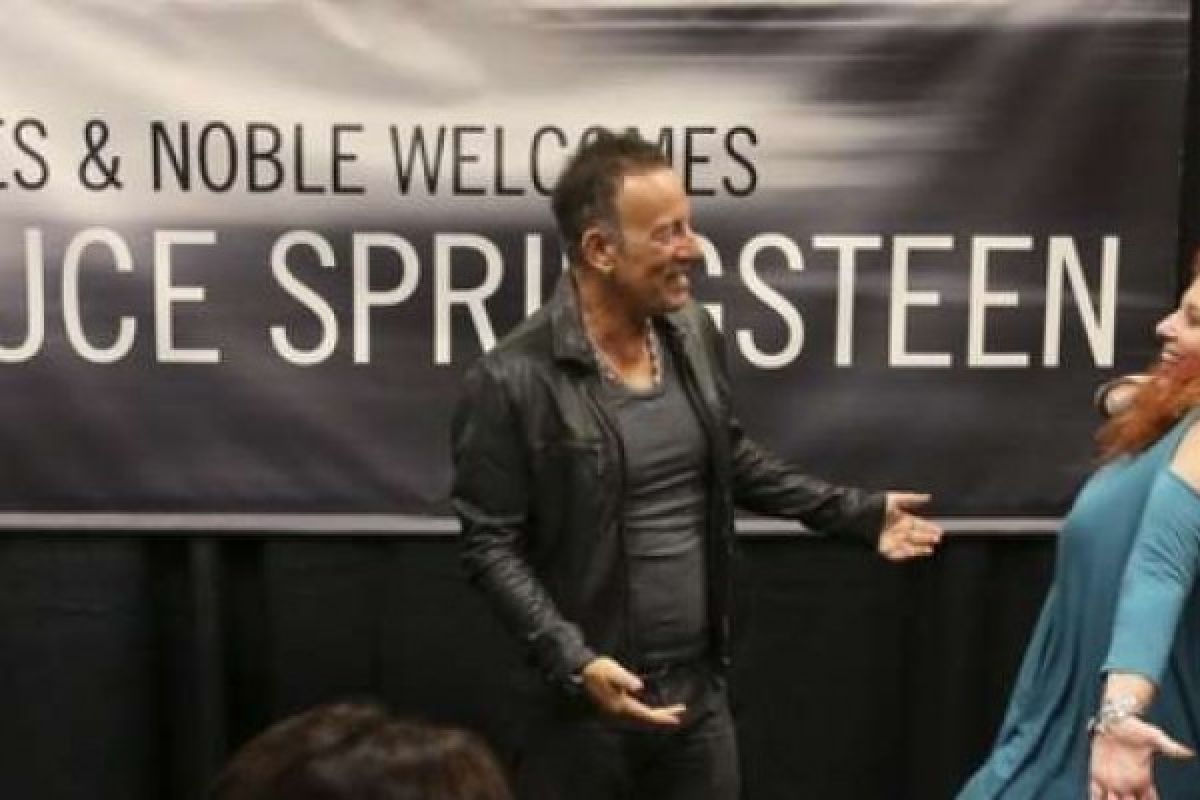 Peluncuran Buku Otobiografi Bruce Springsteen, Warga Antre Berjam-jam