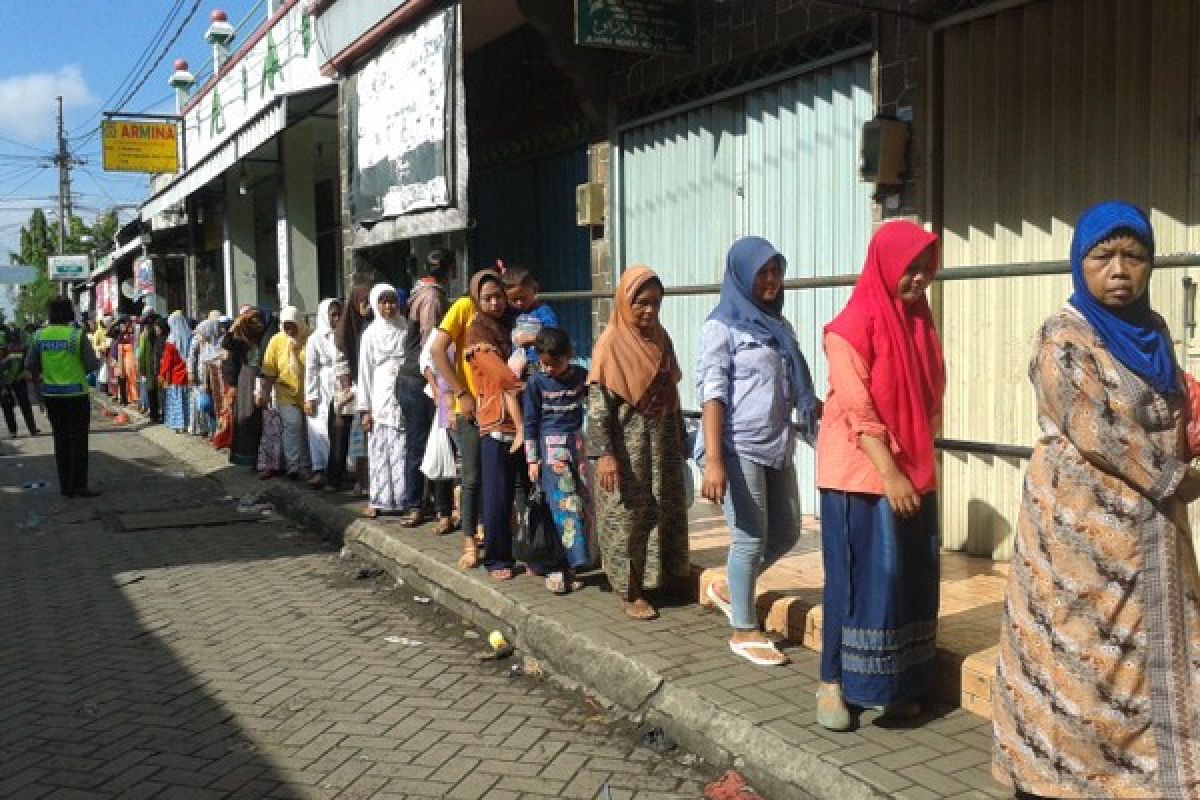 Ribuan Warga Berebut Nasi Uyah Buka Luwur