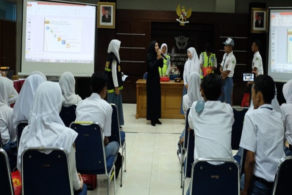 SMK Maâ€™arif NU Pecalungan Berkunjung ke KPPBC TMP Tanjung Emas