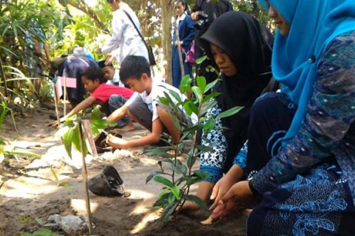 Tanam Pohon yang "Ngayomi dan Ngayemi"