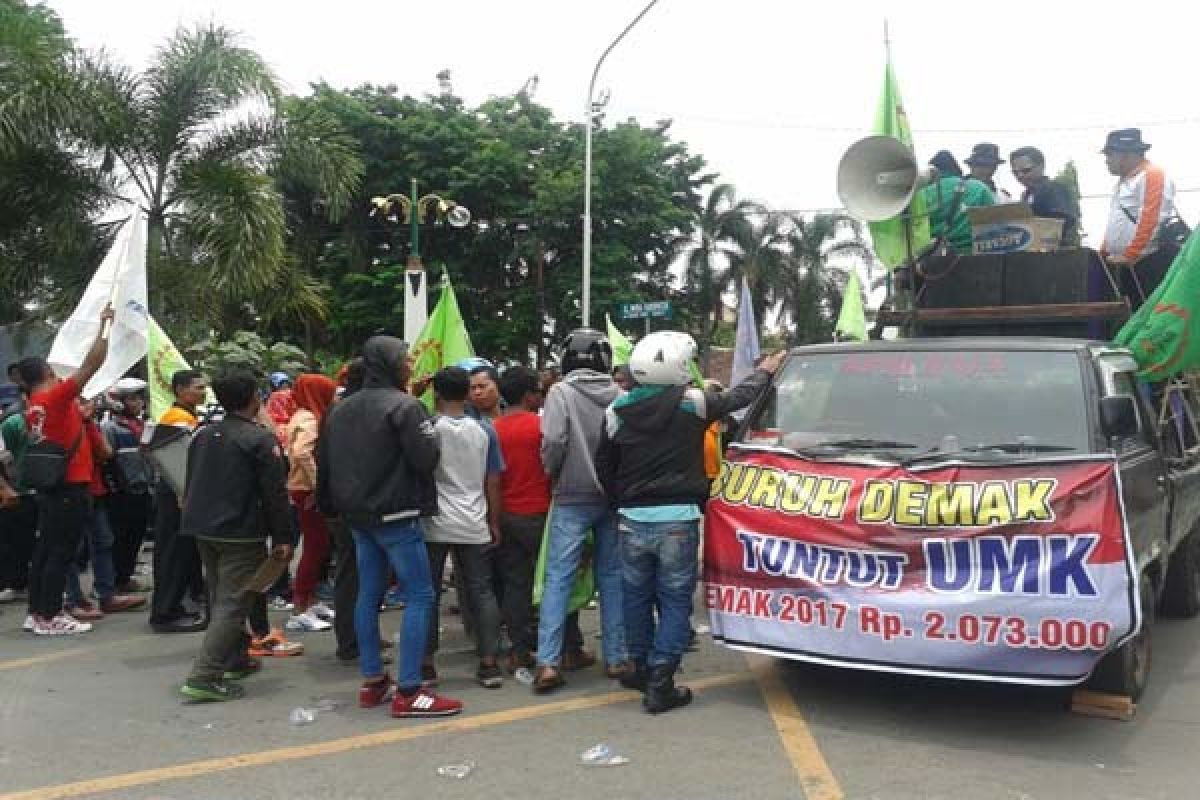 Buruh Demak Tuntut UMK 2017 Sebesar Rp2.073.827