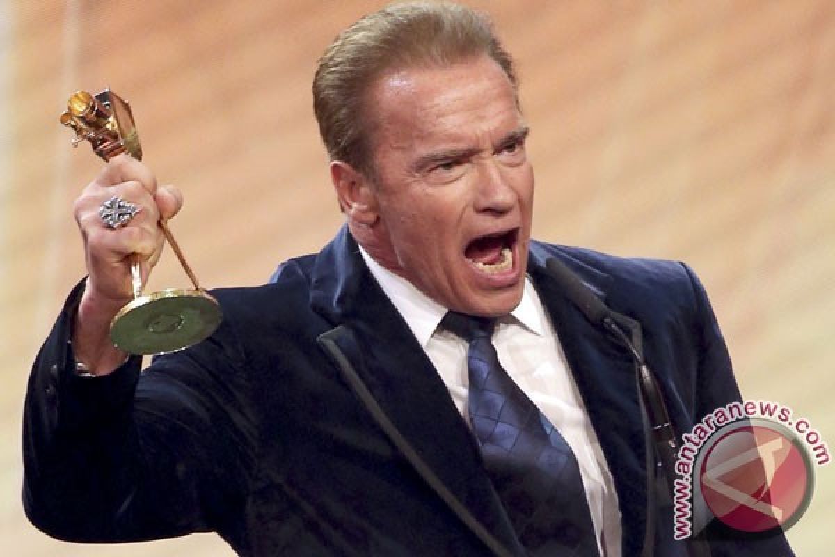 Aktor Arnold Schwarzenegger ditendang di acara olahraga Afrika Selatan