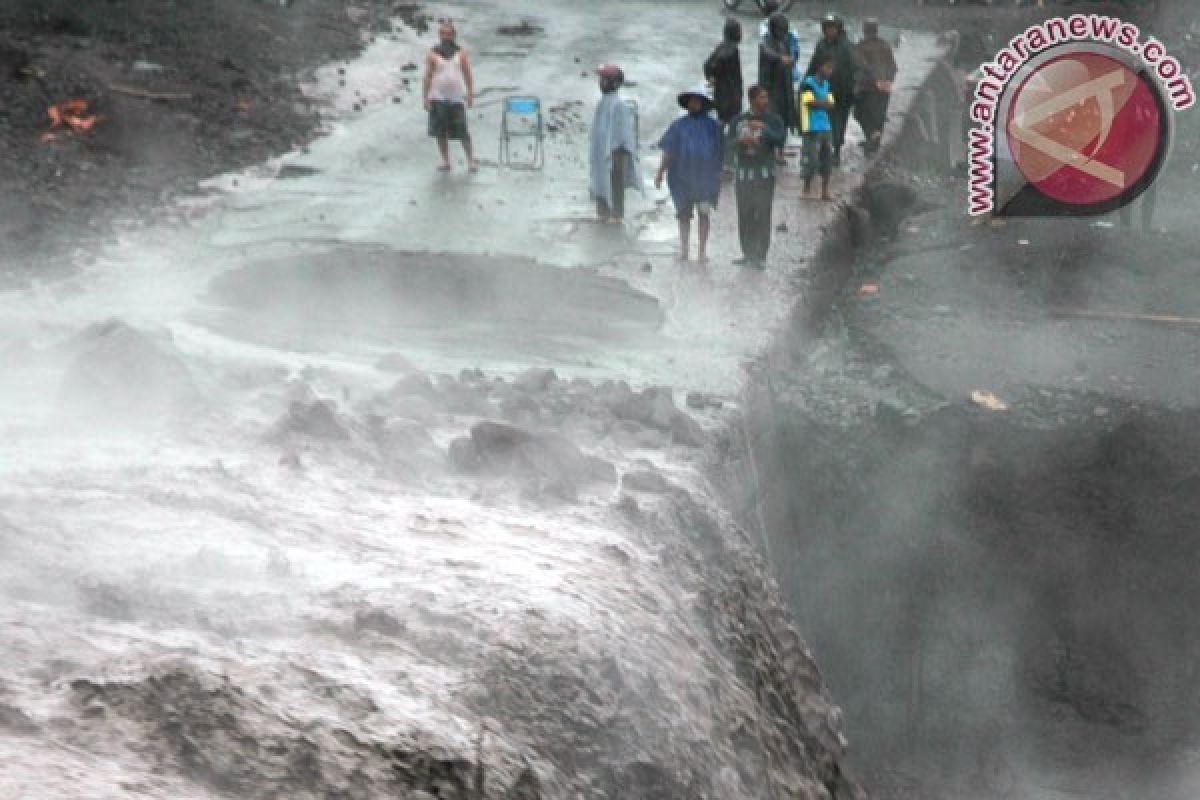 Sembilan Truk Terjebak Banjir Lahar Sungai Bebeng Magelang