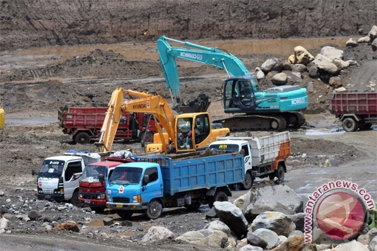 Dievakuasi, 10 Truk Terjebak Banjir Lahar Hujan