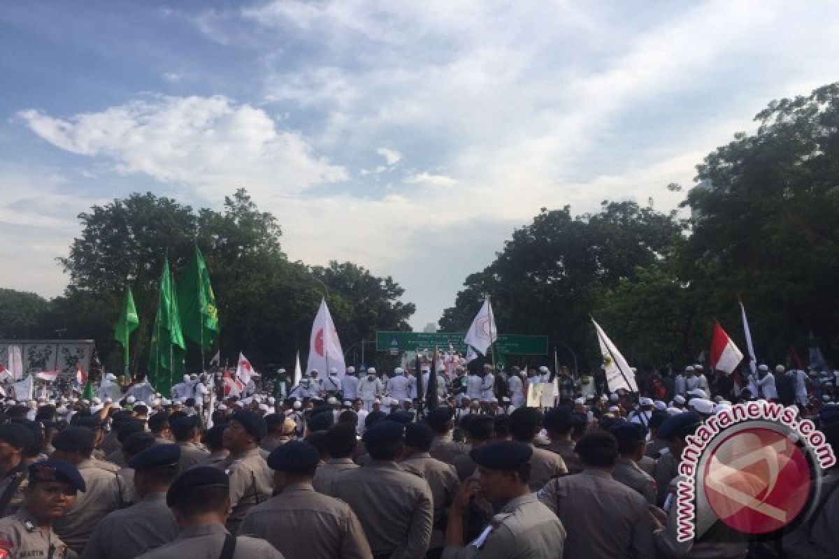 Ratusan Demonstran Bubarkan diri Melalui Stasiun Juanda