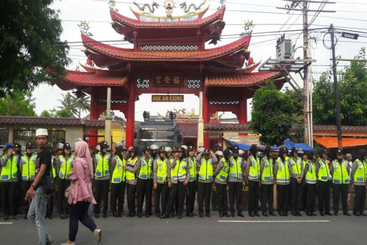 Polwan di Baris Depan Penjagaan Kelenteng Muntilan