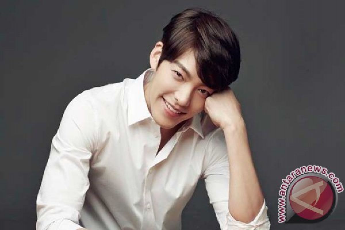 November Ini, Aktor Kim Woo-Bin Akan Luncurkan Smartphone