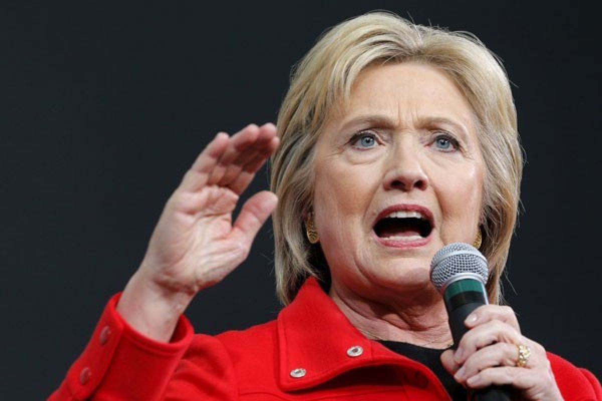 FBI Bersihkan Kasus Email Clinton Dua Hari Jelang Pilpres