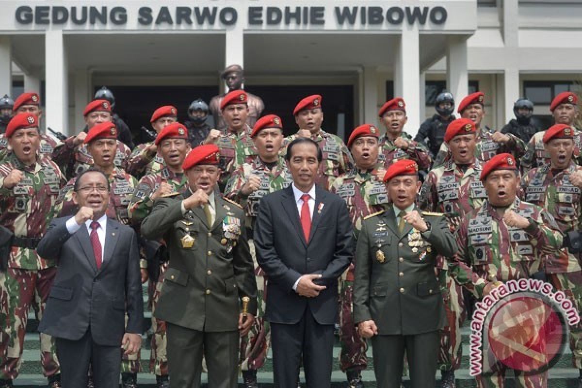 Giliran Paskhas dan Secapa TNI-AD Disambangi Presiden Jokowi