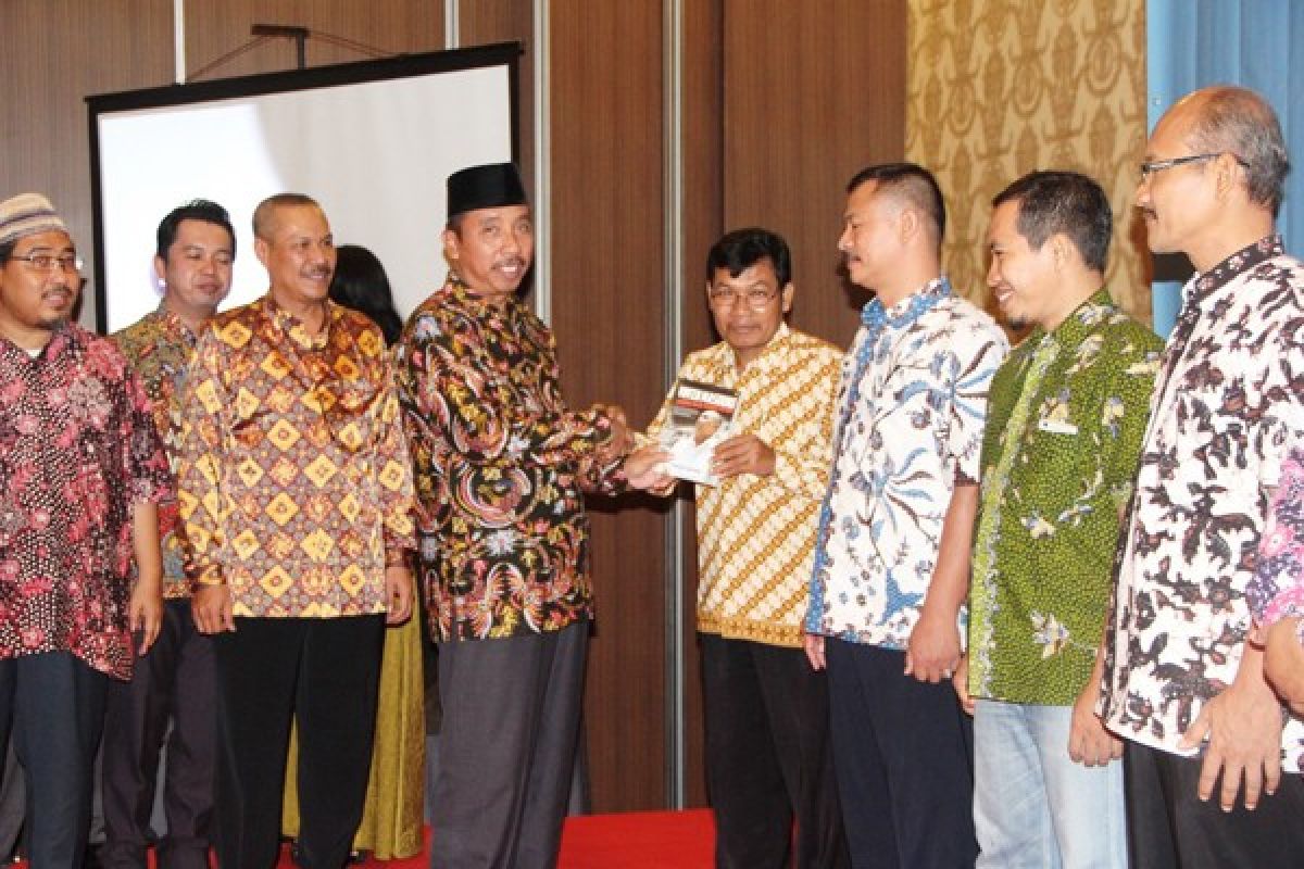 PT Semen Indonesia Serahkan 2.000 Buku "Best Seller" ke Rembang