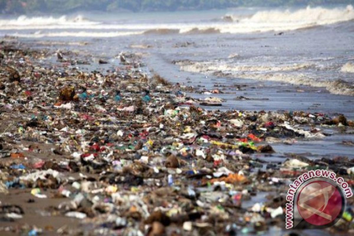 Sampah berserakan di pantai Kupang