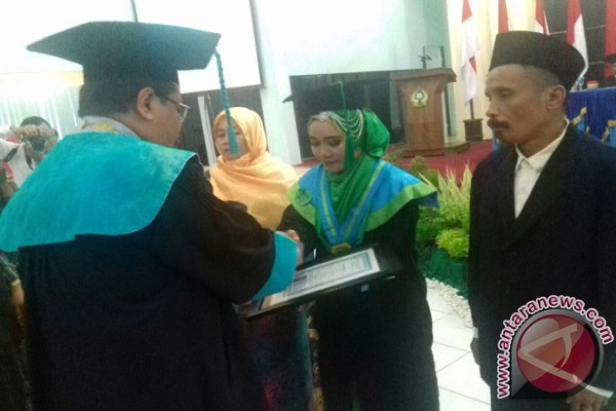 Sinarwati Dinobatkan Menjadi Wisudawan Terbaik Iain Kendari