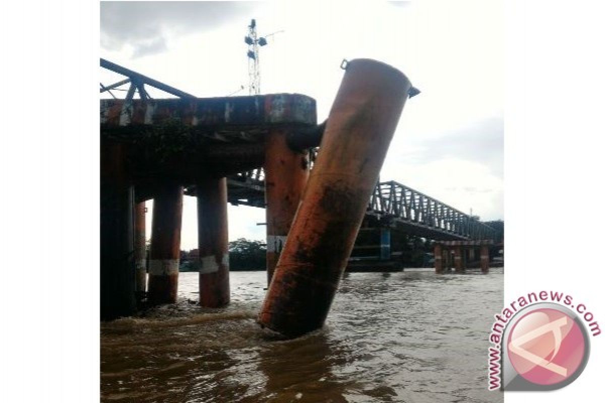 Waduh! Tongkang Batu Bara Tabrak Tiang Pengaman Jembatan Muara Teweh 