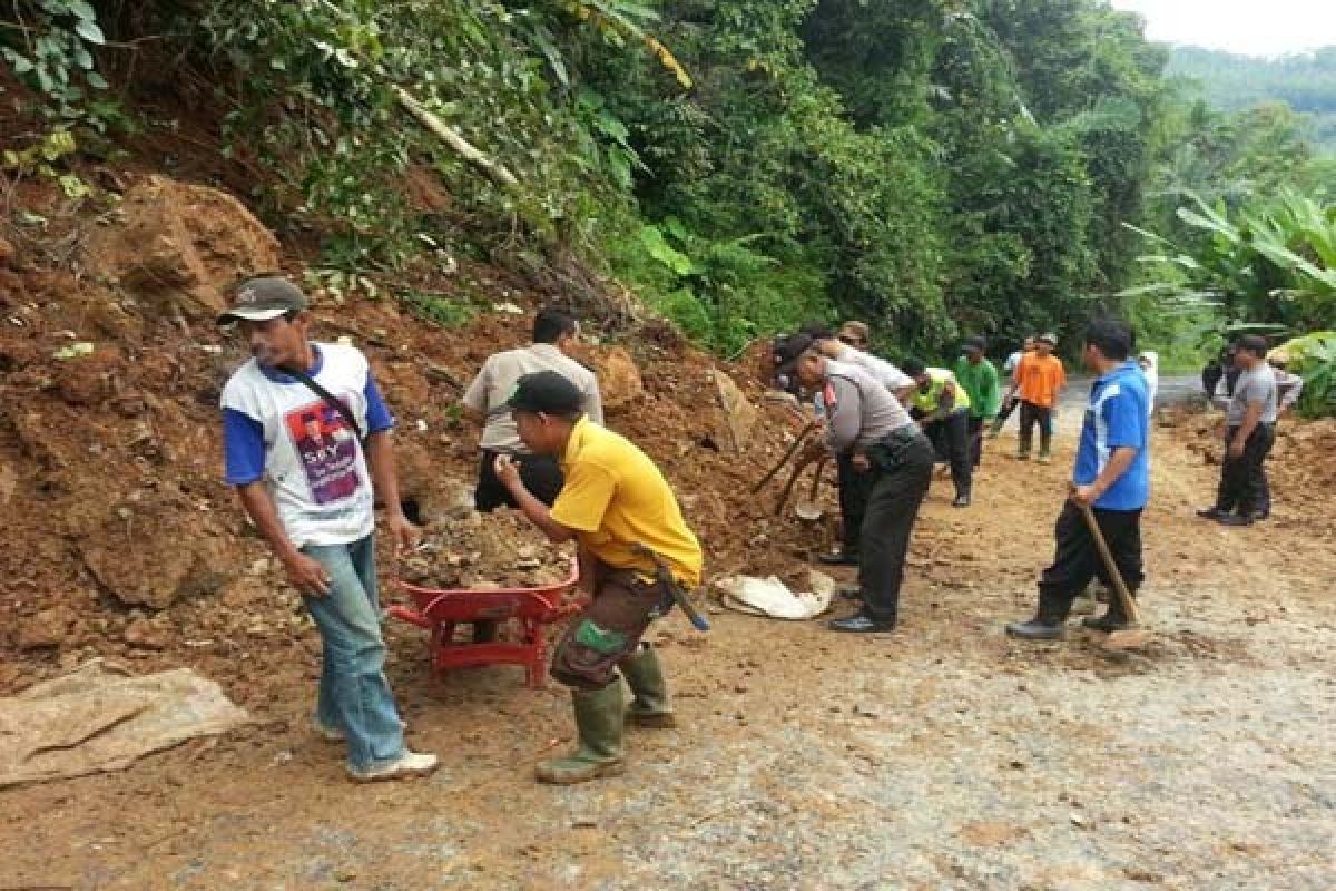 Tanah Longsor Timbun Jalan di Perbatasan Jateng-Jabar