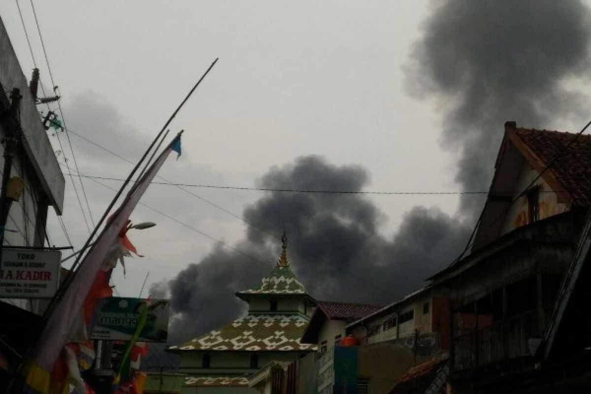 Gedung Tua Berisi Oli dan Ban di Semarang Terbakar