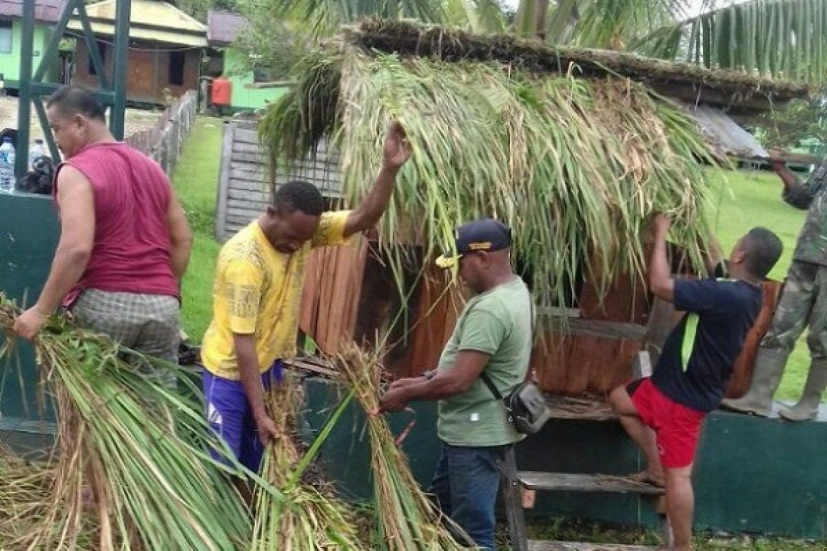 Koramil bersama masyarakat Unurumguay bangun pondok Natal 