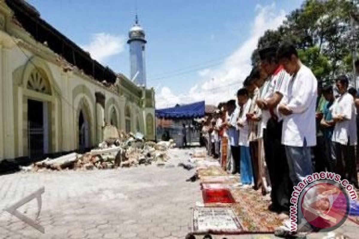 Shalat Jumat di samping Masjid Ambruk