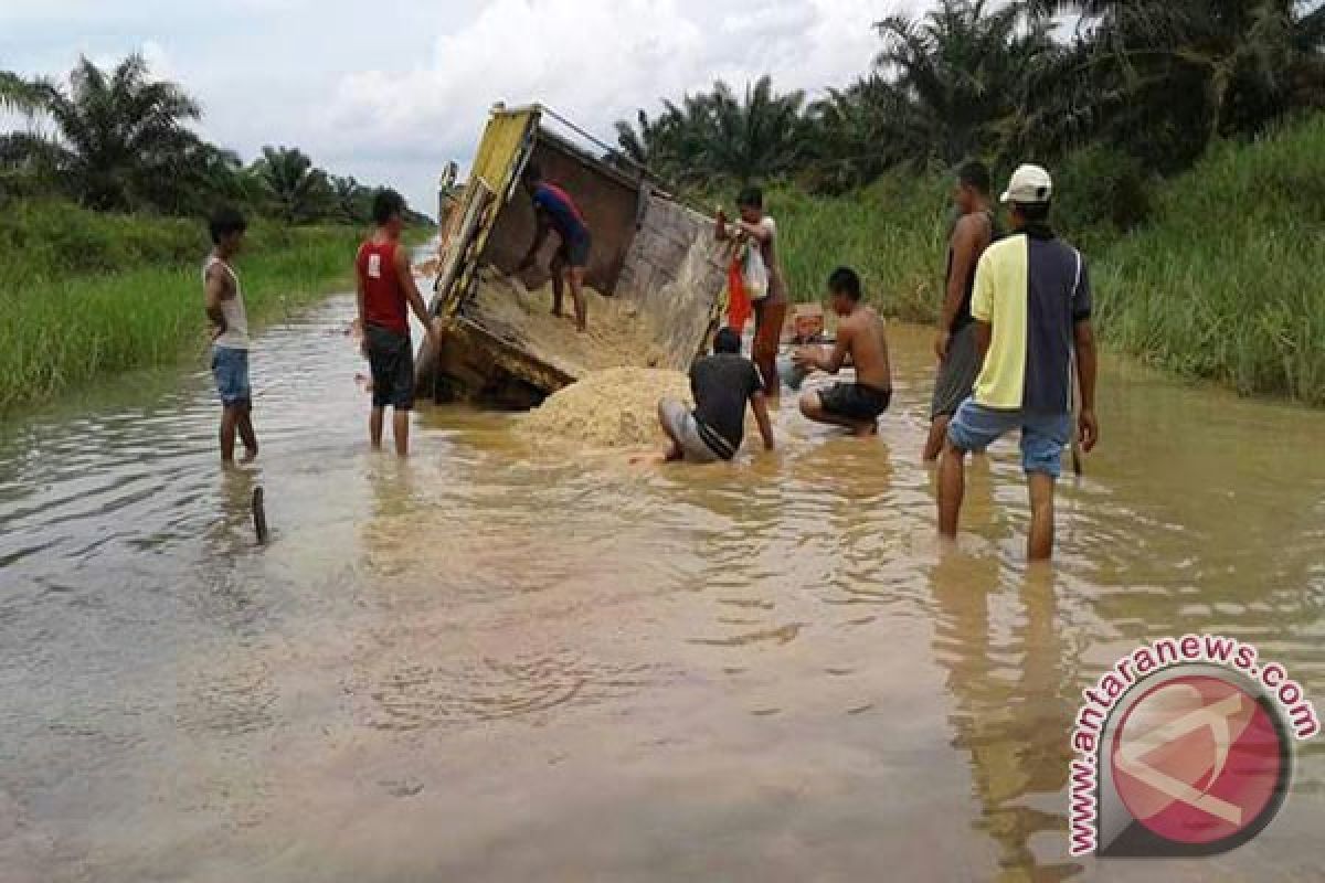 Warga Sri Tanjung Mesuji Perbaiki Jalan Putus