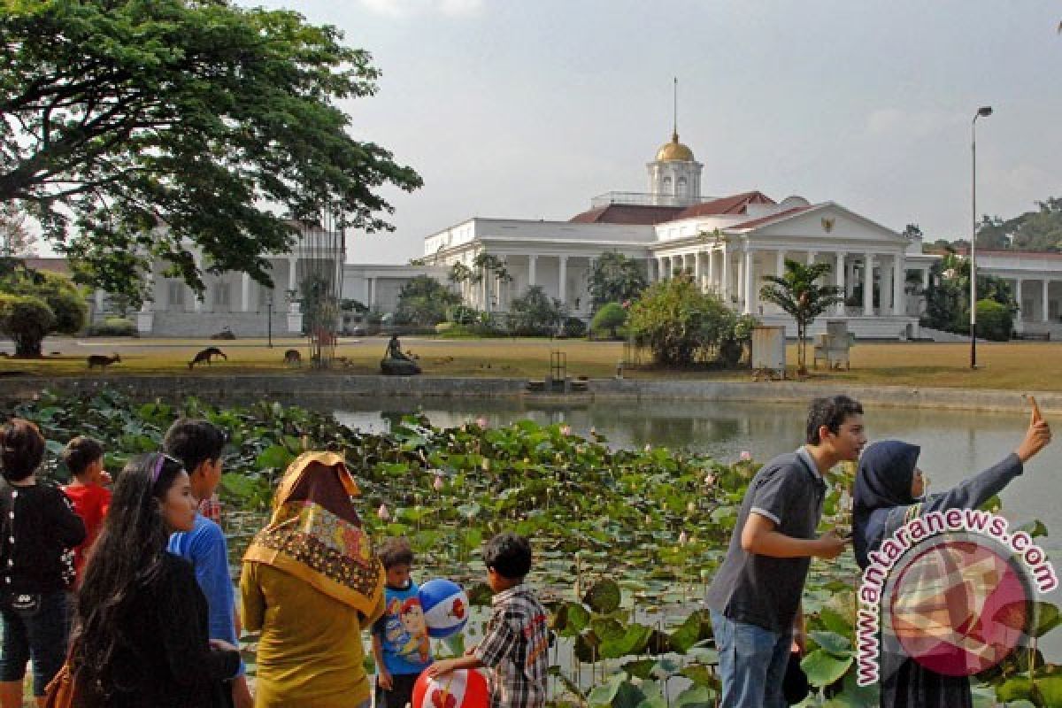 Paspampres Mulung Sampah di Kebun Raya Bogor