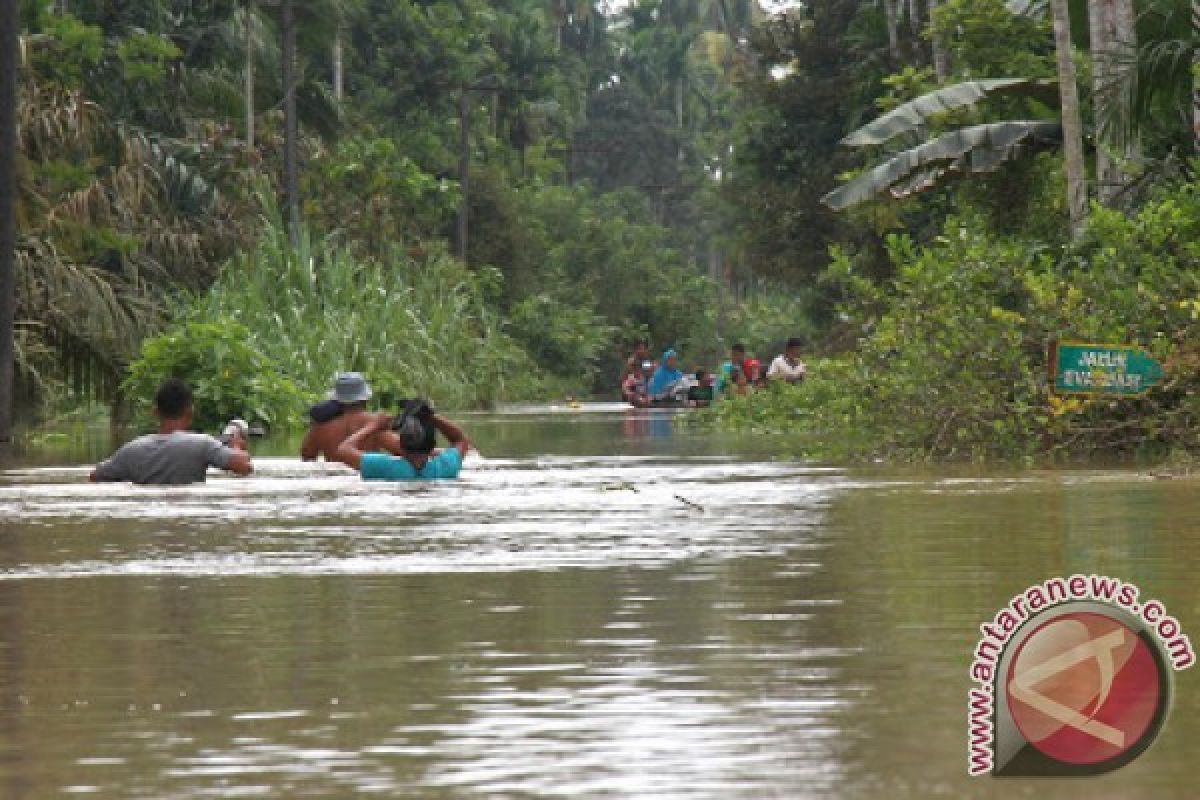 80 Sungai Meluap Warga Naikliu Terisolir 