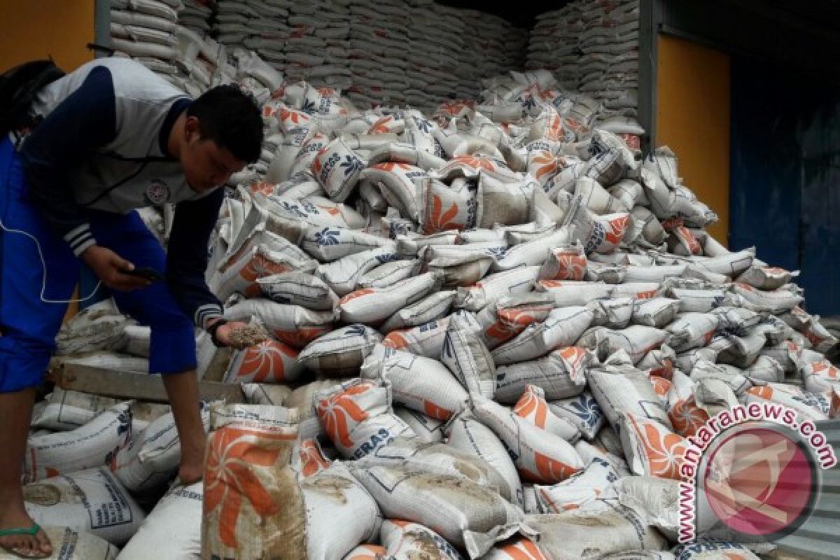 Ratusan Ton Beras Bulog Bima Terendam Banjir 