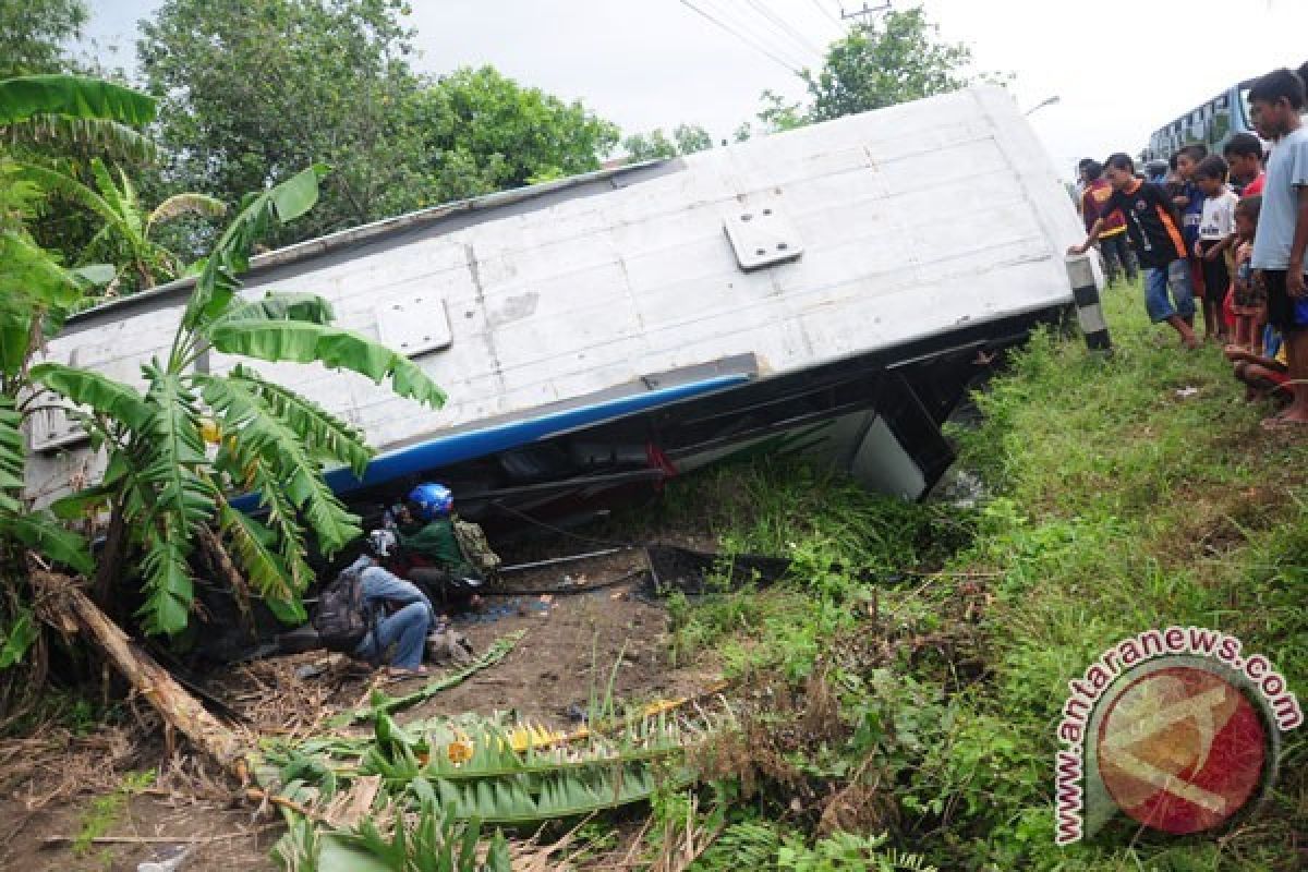 Rem Blong, Bus Pariwisata Masuk Persawahan di Magelang