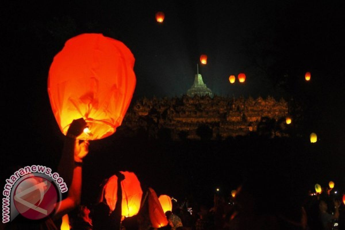 Malam Pergantian Tahun, Ribuan Pengunjung Terbangkan Lampion di Borobudur