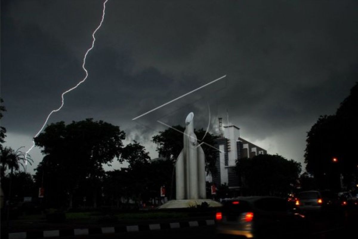 Tersambar Petir, 2 Pelajar Tewas