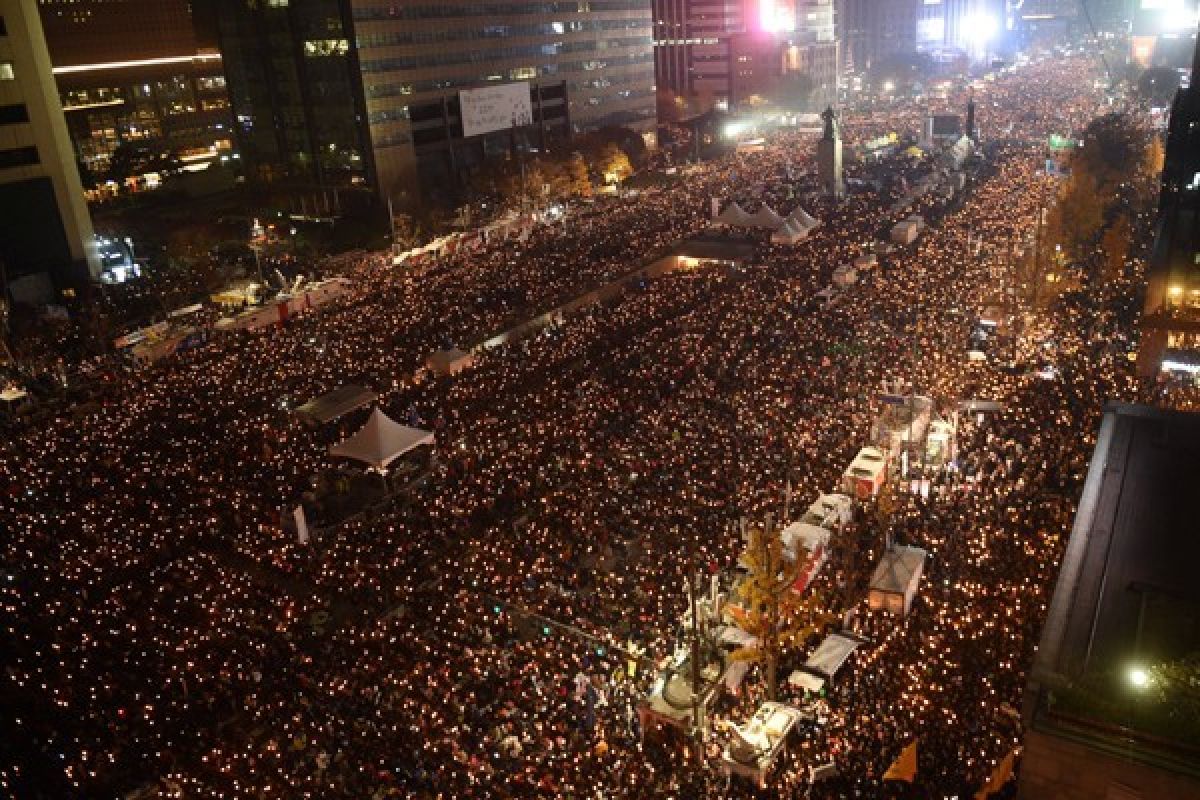 Ratusan Ribu Demonstran Tuntut Pencopotan Presiden Korsel Park Geun-Hye