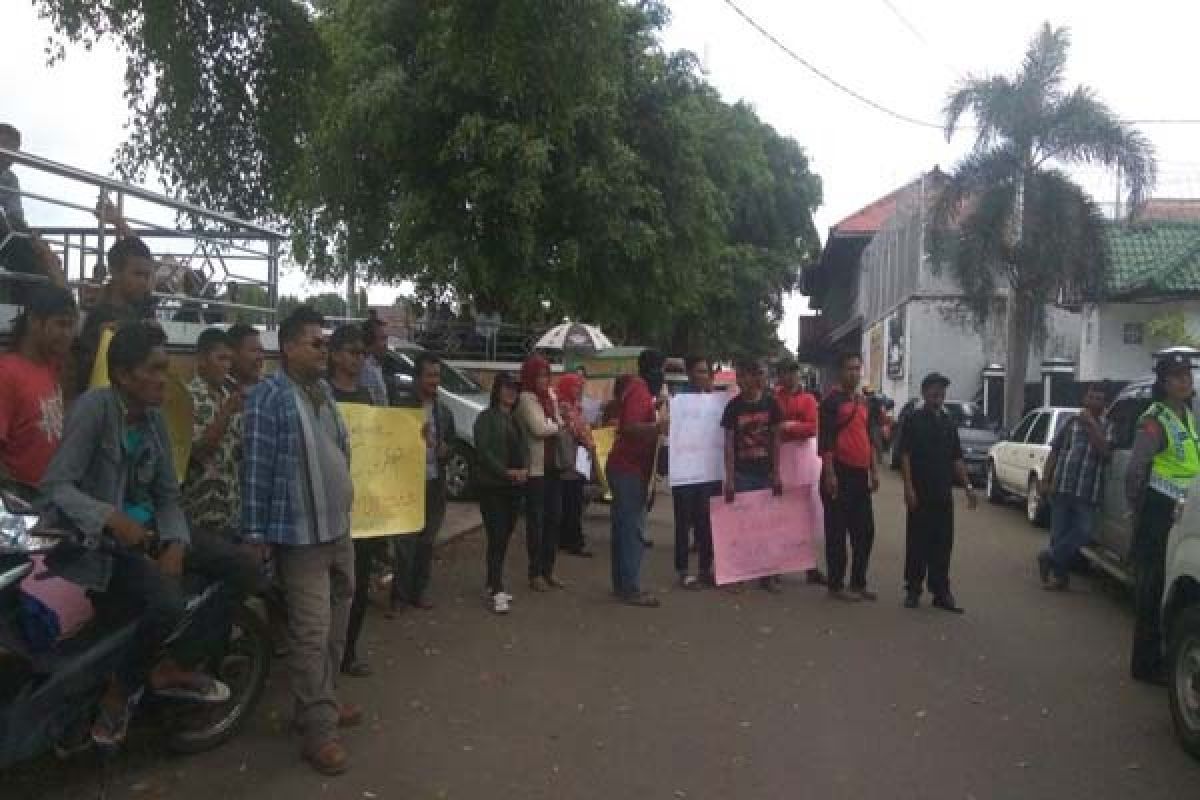 Warga Tuntut Pengusutan Dugaan Politik Uang Cabup Cilacap